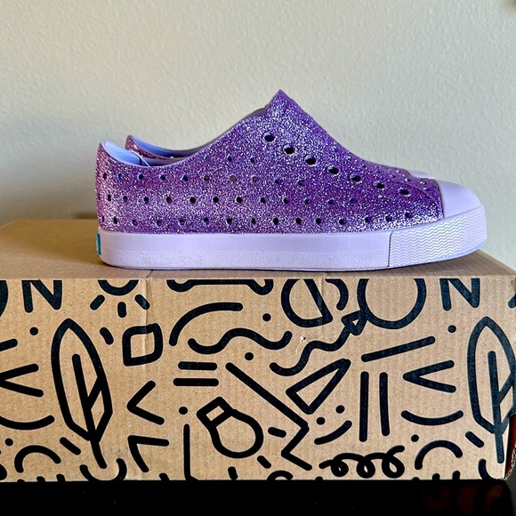 Girls native slip on shoes youth size one. New inbox. - Picture 1 of 3